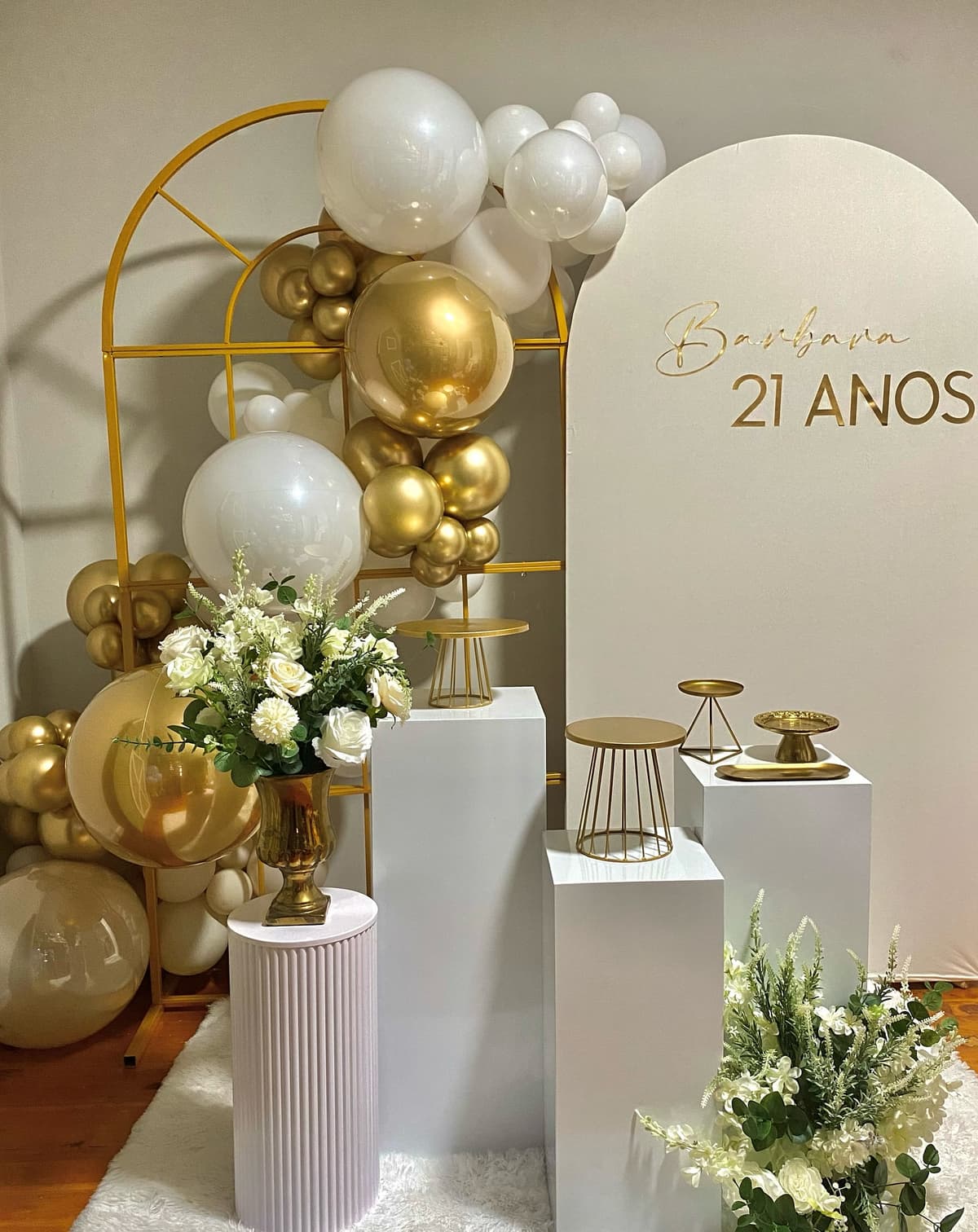 Dourado e branco